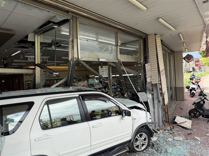 休旅車女駕駛受傷，還波及到一名女客人。（圖／民眾提供）