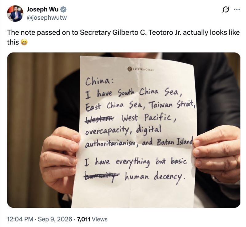 國安會秘書長吳釗燮開酸,其實中國遞給菲律賓國防部長鐵歐多洛的紙條應該長「這樣」(圖/翻攝自X平台 @josephwutw)
