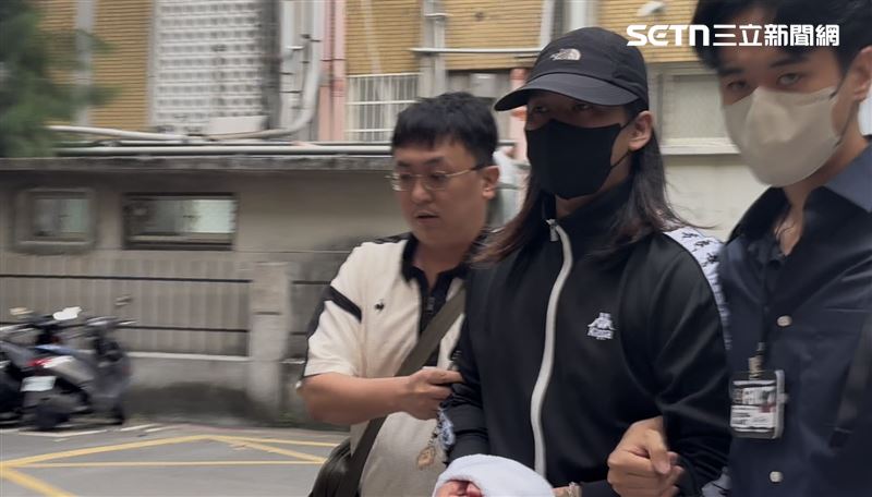 高金素梅助理陳俊瑋疑似與落跑的張俊傑在案發前見過面，交付物品，檢警拘提到案，訊後5萬元交保。（圖／記者楊佩琪攝）