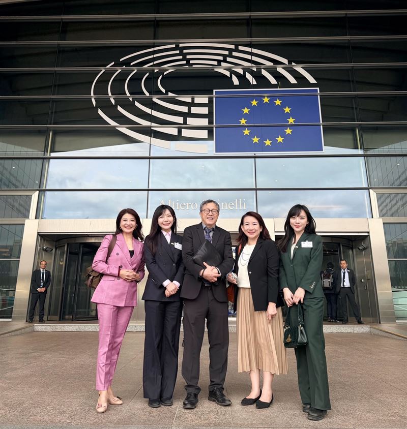 吳沛憶、林楚茵、黃捷、羅美玲與謝志偉大使到訪歐洲議會,並與歐洲議會友台小組進行早餐會。(圖/吳沛憶辦公室提供)