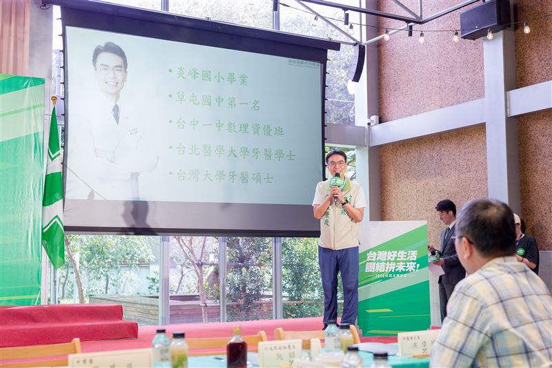 民進黨行動中常會在南投舉行,縣長參選人温世政進行「南投温顧、世代幸福」專案報告,說明施政願景(圖/民進黨提供)