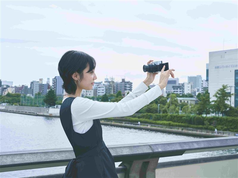 OM SYSTEM PEN讓人想隨身攜帶、持續拍攝的設計—具備防滴防塵性能,並搭載電子觀景窗。(圖/元佑實業提供)