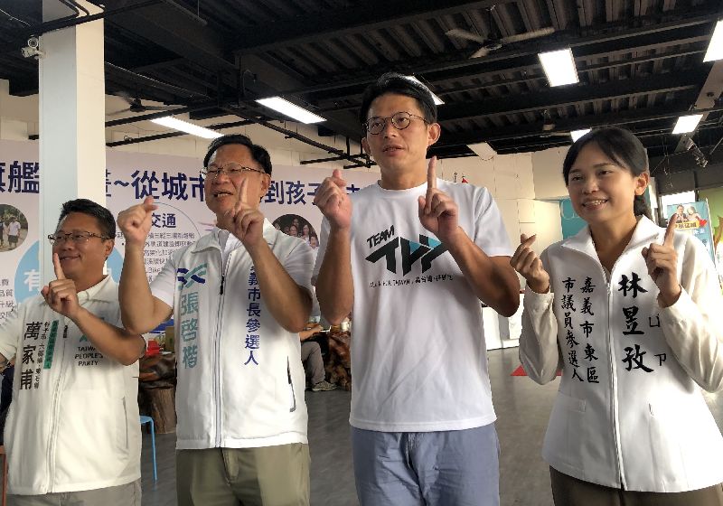 台灣民眾黨行動中央委員會9日下午在嘉義市舉辦,針對新竹縣各級選舉藍白決裂,民眾黨主席黃國昌(右2)受訪表示,這種情形停留在當地就好,對其他藍白合的縣市,都不會產生任何影響及改變。左2為民眾黨嘉義市長參選人張啓楷