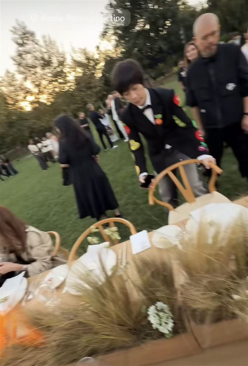阿信參加蘋果私人晚宴身影被捕獲。(圖/翻攝自IG)