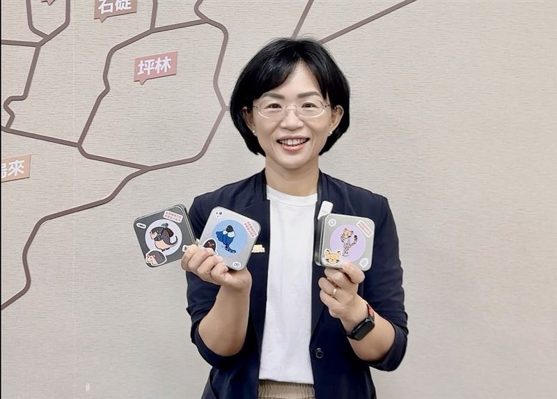 民進黨新北市長參選人蘇巧慧、前總統蔡英文開箱藏寶計畫小物。(圖/蘇巧慧競總提供)