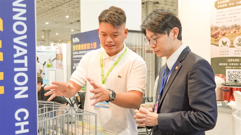 「2026臺灣智慧農漁週」，青年局長林楷軒（右）參觀「漁郎科技」展位，聽取團隊介紹室內漁電共生模型及智慧養殖技術，了解青年運用AI與物聯網推動傳統養殖產業轉型的創新技術。（圖／高雄市青年局提供）