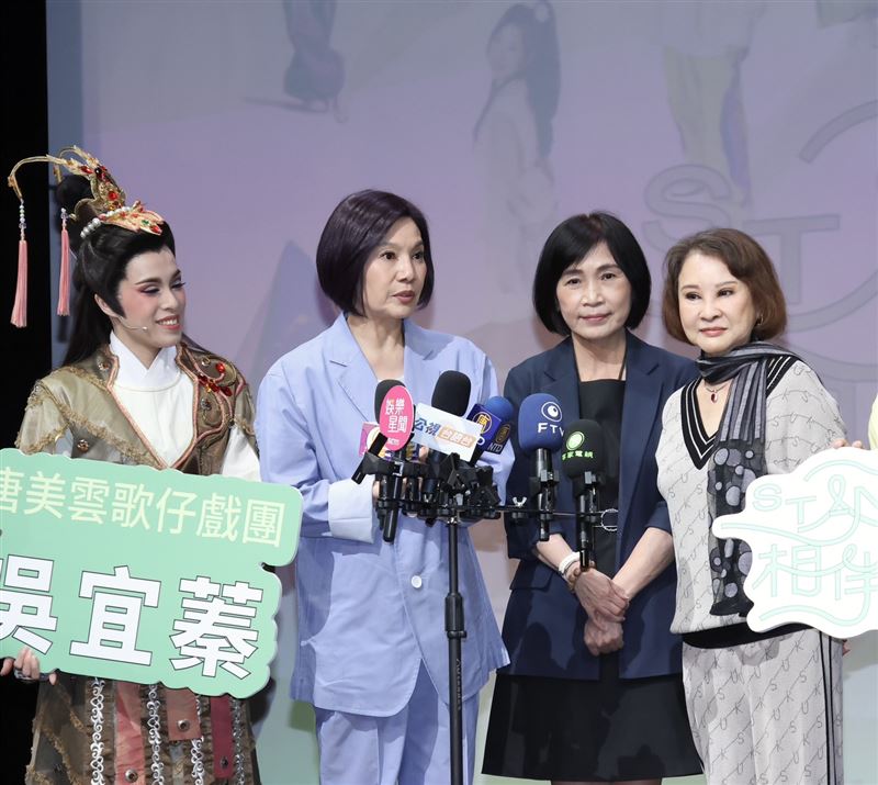 唐美雲(左二)呼籲外界多給當事人空間。(記者田俊彥攝影)