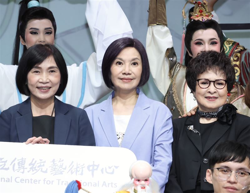 唐美雲(中)認為家務事終究只有當事人最清楚。(記者田俊彥攝影)