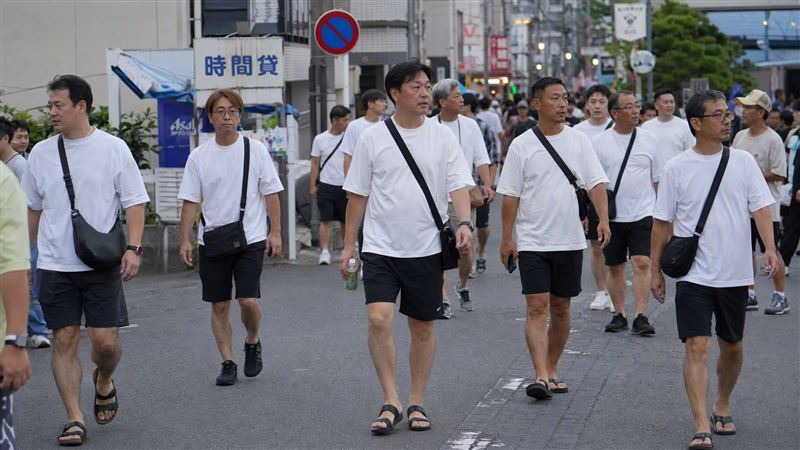 日本街頭驚見複製人？人夫流水線穿搭正夯