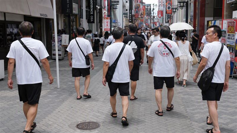 日本中年人夫穿搭驚人相似!白T、黑短褲、單肩包配涼鞋成標配。(圖/AI製圖)