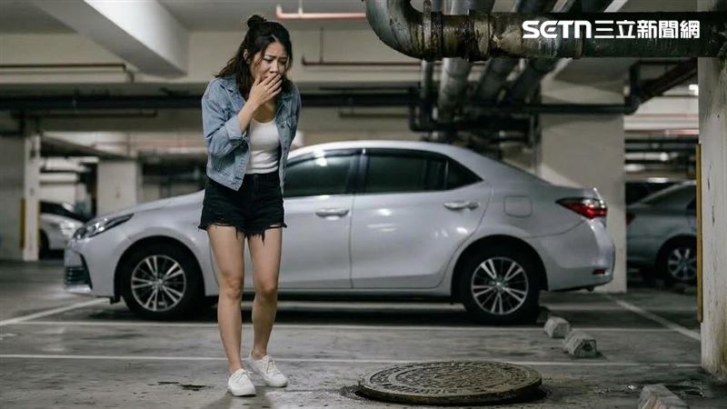 一台北妙齡女子購入桃園每坪5字頭某豪宅,交屋後驚見地下停車場異味瀰漫,才發現大樓未接公共污水管,仍使用化糞池大驚,「豪宅怎麼還會用化糞池?」。(AI示意/記者陳韋帆製)