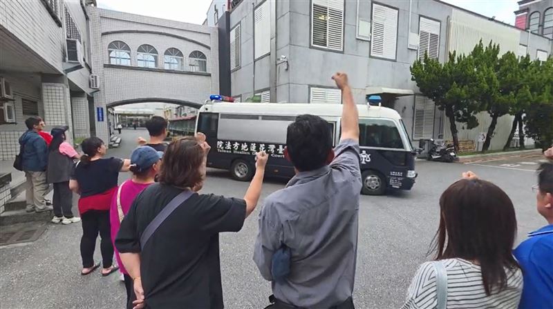 囚車載王玫瑰前往看守所途中,家人跟支持者喊加油。(圖/翻攝畫面)