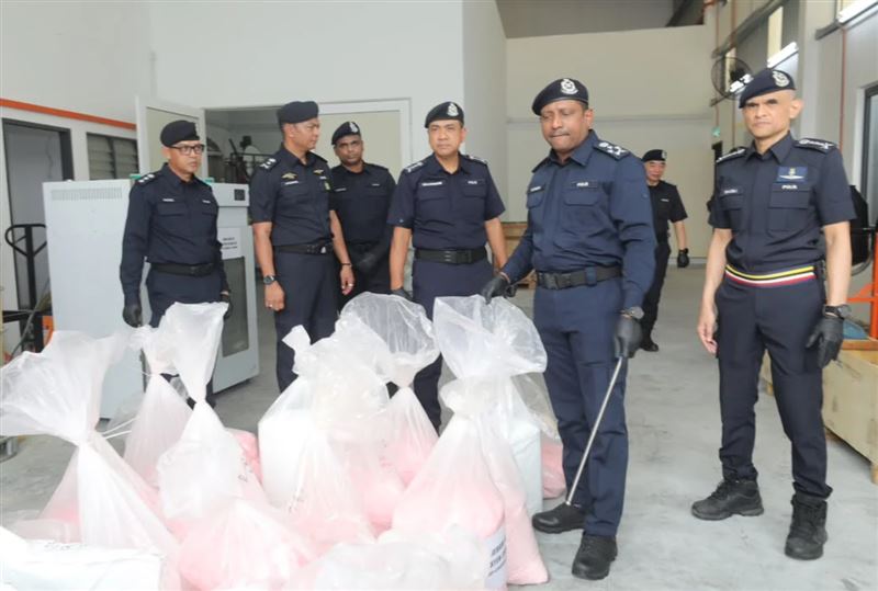 大馬警方破獲今年最大宗毒品案,起出市值約馬幣24億令吉(新台幣約192億元)毒品及原料。(圖/翻攝馬來西亞儲備報)