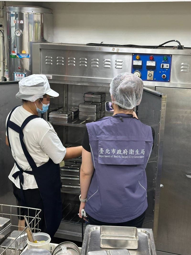 教育局今日會同衛生局，鎖定全市7所國立及市立完全中學國中部設置的熱食部，進行無預警聯合稽查。（圖／台北市政府衛生局提供）