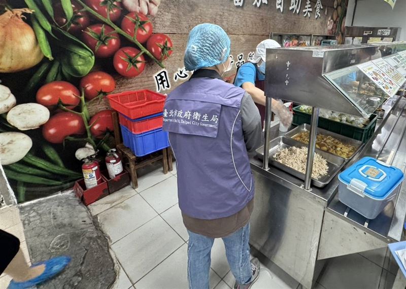 教育局今日會同衛生局，鎖定全市7所國立及市立完全中學國中部設置的熱食部，進行無預警聯合稽查。（圖／台北市政府衛生局提供）