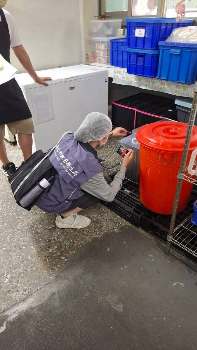 教育局今日會同衛生局，鎖定全市7所國立及市立完全中學國中部設置的熱食部，進行無預警聯合稽查。（圖／台北市政府衛生局提供）