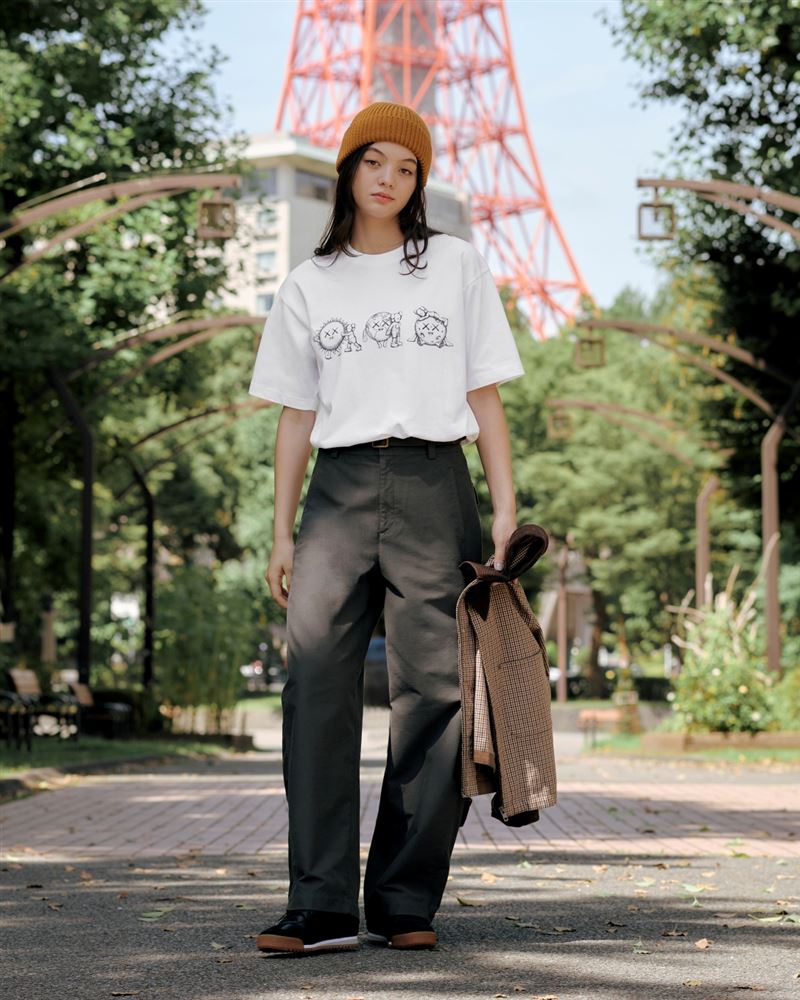 男女適穿KAWS UNIVERSE UT印花T恤。（圖／品牌業者提供）