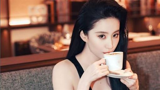劉亦菲曬合照裁掉這女星　挨轟後又偷刪照