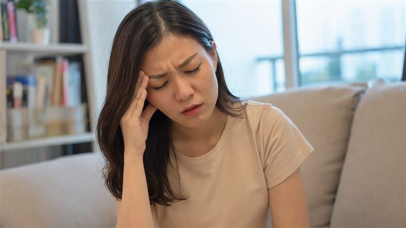 睡醒就頭痛,問題可能藏在牙關!神經內科醫師鄭淳予分享,一名25歲女子長期夜間磨牙、緊咬牙關,導致顳顎關節疼痛、咀嚼肌緊繃,進而出現頭痛問題。(示意圖/AI製圖)