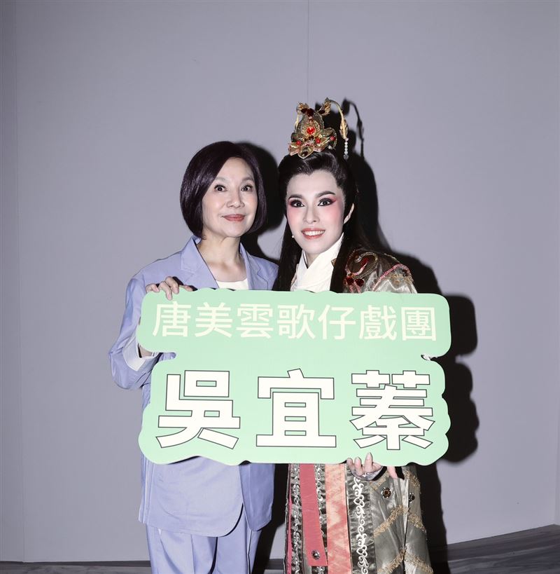 唐美雲(左)不捨演藝圈接連痛失龐祥麟、傅子純,右為唐美雲歌仔戲團團員吳宜蓁。(圖/記者田俊彥攝影)