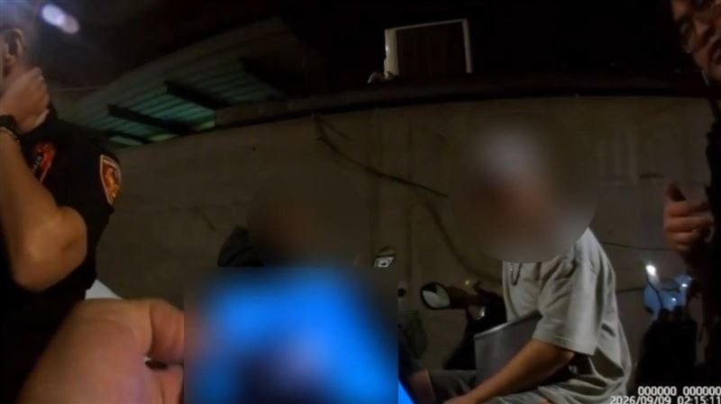 黃男因債務問題遭押走,警方立即展開查處,查獲在旁看管之涉案男子。(圖/翻攝畫面)