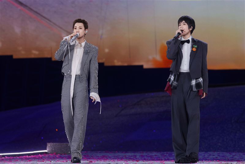 汪蘇瀧(左)合體五月天阿信(右)驚喜獻唱〈笨蛋〉。(圖/相信音樂提供)