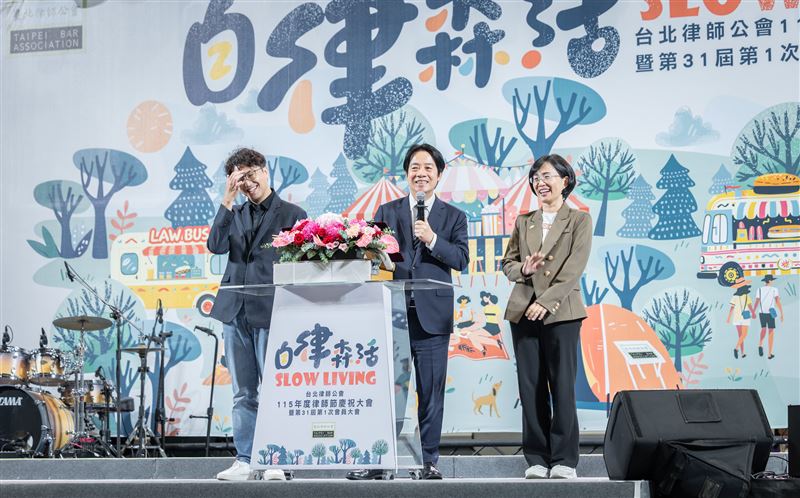 總統賴清德介紹民進黨台北市長參選人沈伯洋、新北市長參選人蘇巧慧上台(圖/總統府提供)