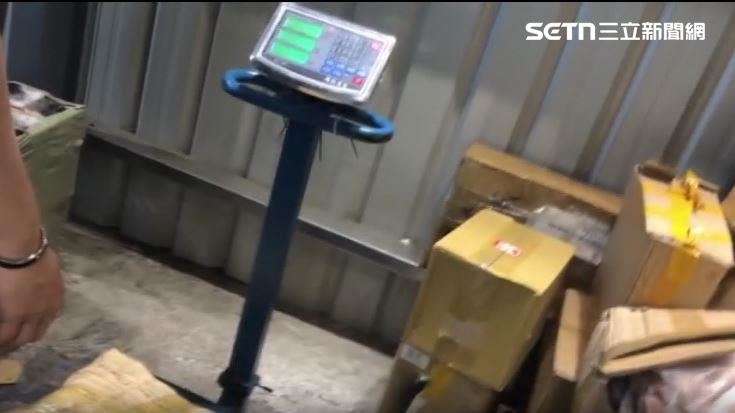 知情人士透露,業者以每公斤100元價格秤重量賣,用直播的方式販售