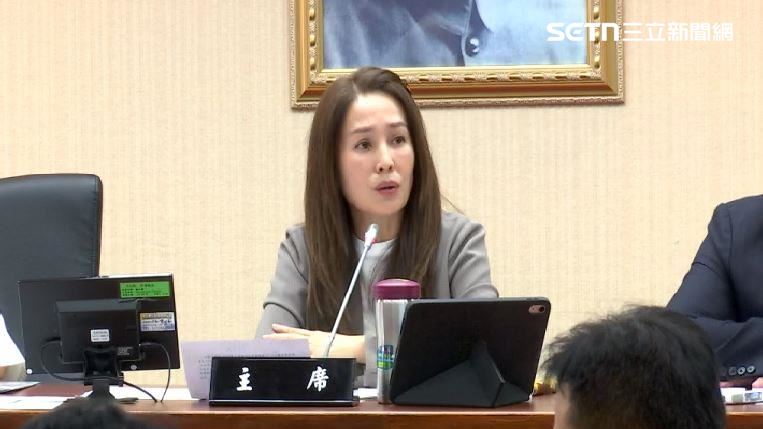她：高金素梅辦公室掛日本人砍原民人頭照