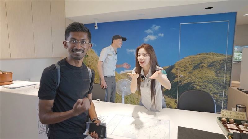李多慧在服務中心遇到來自美國的旅客時,她更靈活切換英文進行路線指引與國民外交,展現親和力。(圖/翻攝自李多慧YouTube)