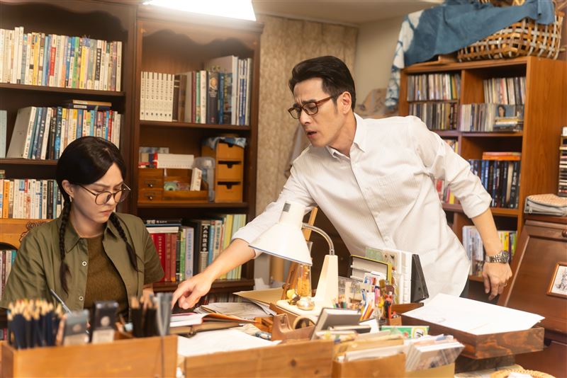 魏蔓在《轉角那間心新藥局》為還原真實人物而綁「雙辮子造型」。（圖／大愛提供）
