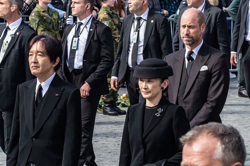 英國威廉王子(右)、日本秋篠宮文仁親王(左)、紀子妃(中)罕見同框,3人一同出席挪威國王哈拉爾五世國葬。(翻攝X@sarahdiaryz)