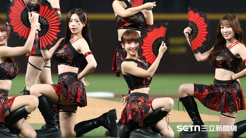 小龍女啦啦隊成員心璇(右1)。(圖/記者劉彥池攝影)