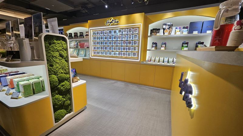 High Tea「世界茶品博物館」集結近50款不同產地與風味的特色茶品。從看茶、聞茶、品茶到選茶4步驟,不用先研究茶種與產區,也不必成為茶專家,從自己喜歡的香氣與風味出發,就能直覺找到適合自己的那杯茶。(圖/梁鑫國際提供)