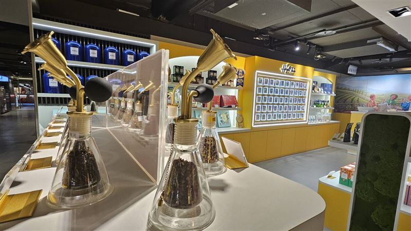 High Tea提出 Home Tea Bar 茶生活概念,將「世界茶品博物館」延伸到每個人家裡,首家門市更獨創「聞香展示區」讓消費者近距離感受茶香與前、中、後段風味,並依照時間、心情、口味與生活需求,自由選擇命定的那一杯茶。(圖/梁鑫國際提供)