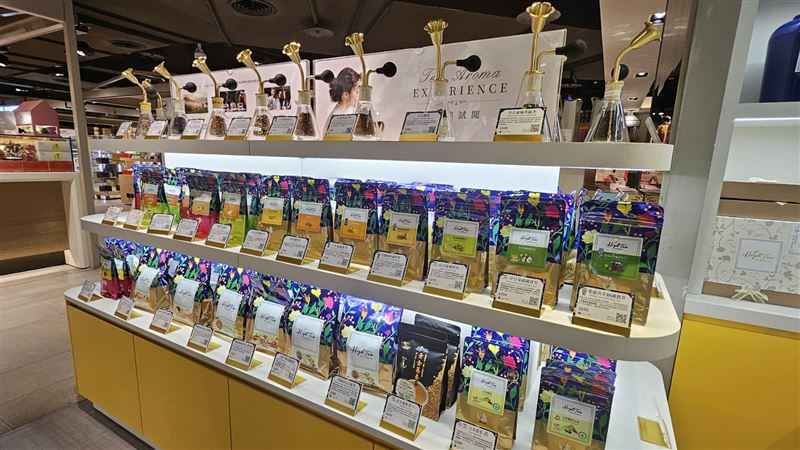 High Tea提出 Home Tea Bar 茶生活概念,將「世界茶品博物館」延伸到每個人家裡,首家門市更獨創「聞香展示區」讓消費者近距離感受茶香與前、中、後段風味,並依照時間、心情、口味與生活需求,自由選擇命定的那一杯茶。(圖/梁鑫國際提供)