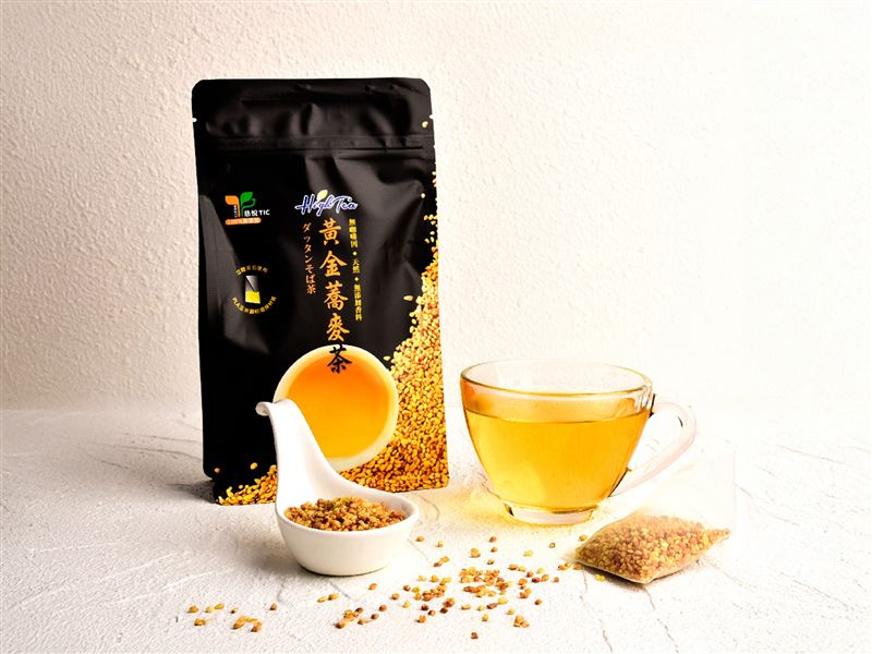 High Tea人氣冠軍「黃金蕎麥茶」,選用台灣在地苦蕎,以獨家膨發技術釋放穀物香氣,再經慢火焙炒,呈現淡雅金黃茶色、溫潤甘甜與微微焦香;無咖啡因。(圖/梁鑫國際提供)