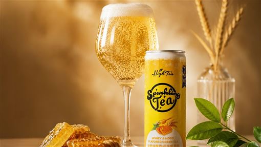 High Tea「金麥蜂釀香綠茶氣泡飲」（75元／罐）以綠茶為基底，結合蜂蜜、啤酒花香氣與細緻微氣泡，無酒精也能享受輕鬆乾杯的氛圍，並曾獲2025 ITI風味絕佳獎。（圖／梁鑫國際提供）
