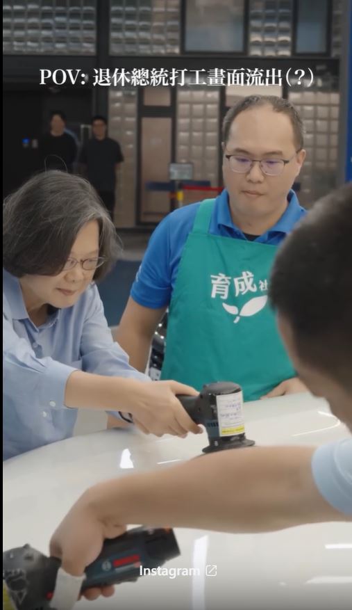 蔡英文拿起工具替車身打蠟,專注神情讓眼神瞬間變得銳利,即使頂亂髮也不顧,架勢十足。(圖/翻攝自Threads @tsai_ingwen)