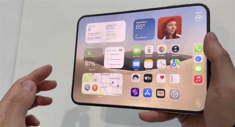 蘋果折疊機「iPhone Duo」。(圖/翻攝自李大錘同學B站)
