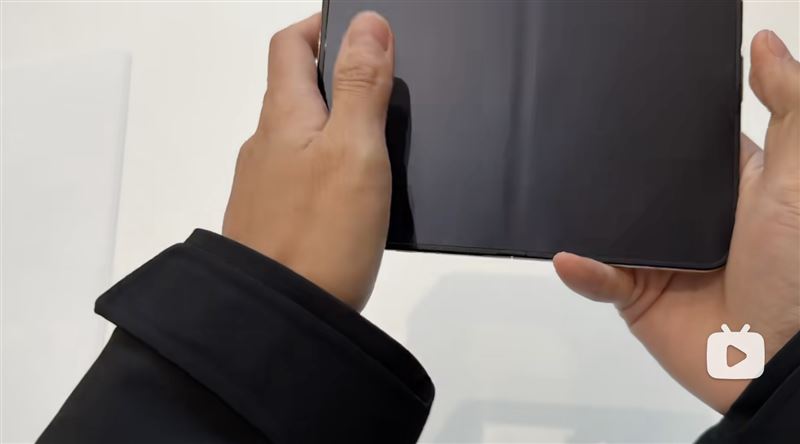 蘋果折疊機「iPhone Duo」,螢幕暗著的時候仍可看到折痕。(圖/翻攝自李大錘同學B站)