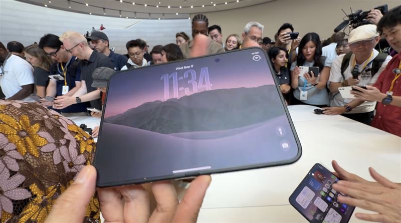 iPhone Duo展開後,若螢幕是亮著的狀態,從側面的角度看得到折痕。(圖/翻攝自Brian Tong YouTube)