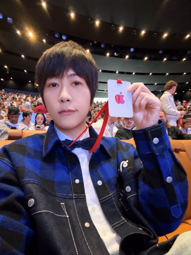 阿信戴著紅色識別證自拍直呼:「搖滾區第五排!」(圖/翻攝自阿信臉書)