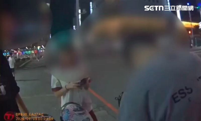 穿制服的未成年女友被男也丟包原地,不安的滑手機。(圖/翻攝畫面)