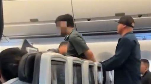 上海男機艙揮拳全家被美國遣返？官方打臉