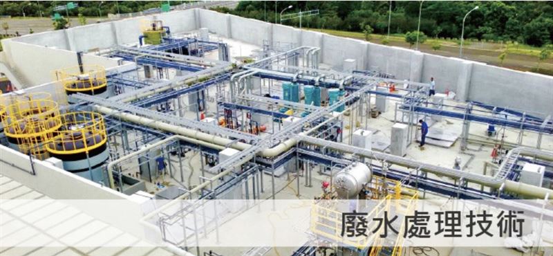 鋒霈主要提供高科技產業純水、廢水及回收水處理系統相關工程管線建置、設備安裝及藥劑耗材銷售,並透過專利技術將半導體製程產生的中、高濃度酸液於客戶廠內進行資源化,轉製為冰晶石、硫酸銨、再生硫酸等具經濟價值產品。2025年廢棄物資源化系統與廢水工程占營收82.16%,化學品銷售占17.84%。(圖/翻攝鋒霈官網)