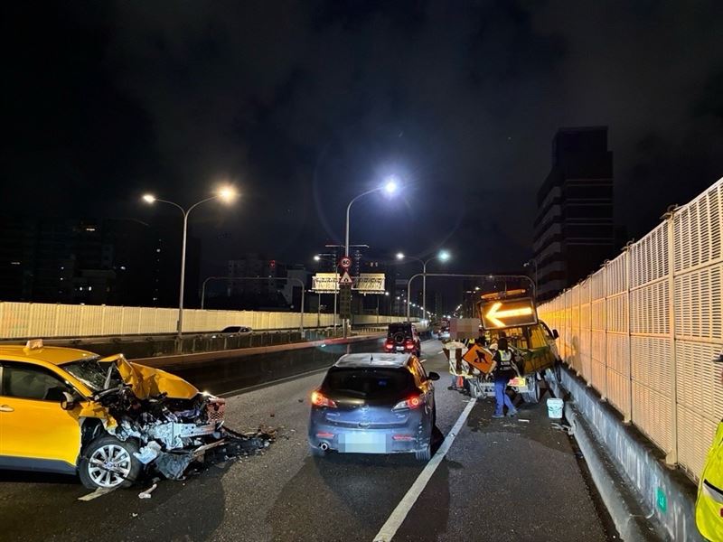 台北市大安區市民高架道路往安東街方向昨（9日）深夜一輛計程車和停在路肩的工程車發生追撞。（圖／翻攝畫面）