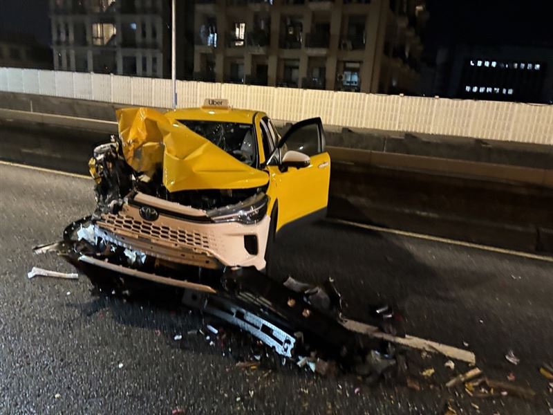 林男所駕駛的計程車車頭全毀，至於林男則受有左手肘、左膝擦挫傷。（圖／翻攝畫面）