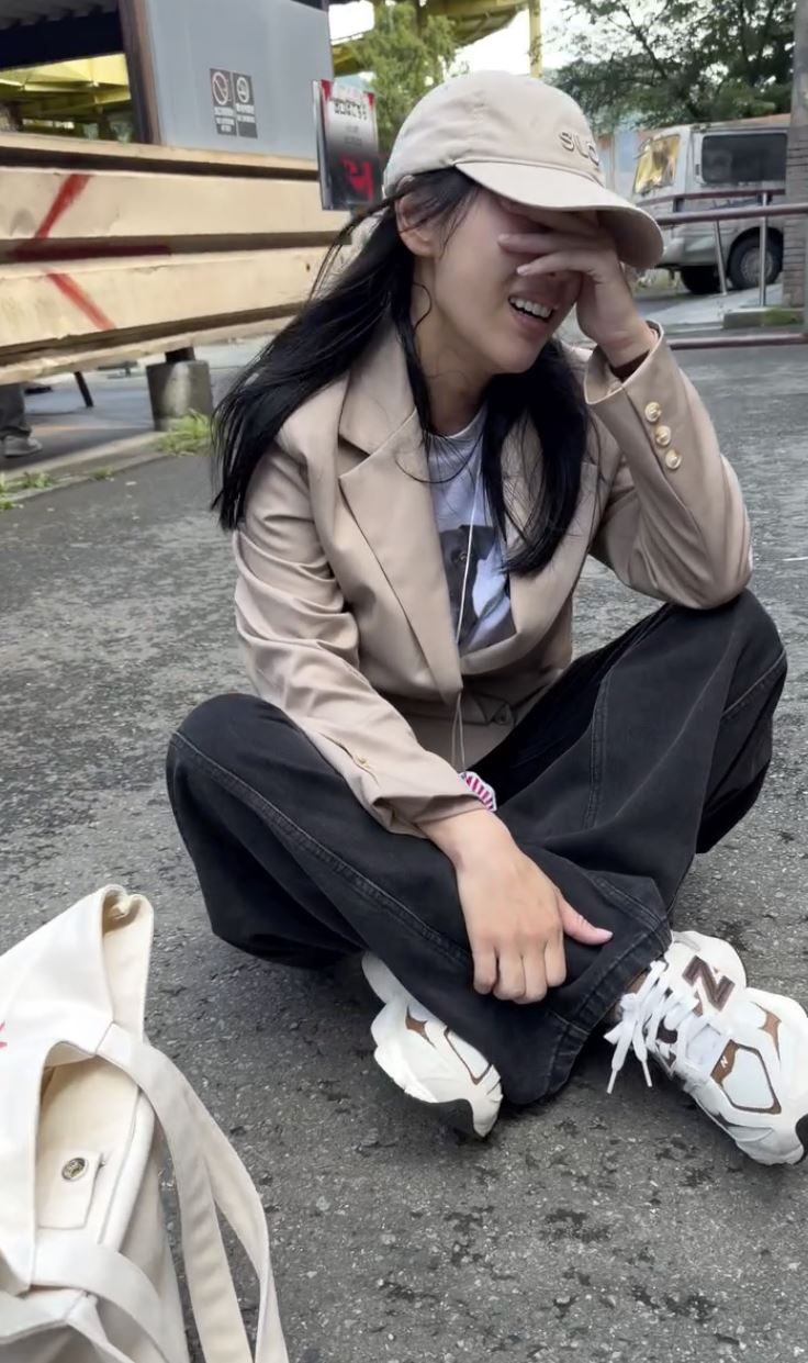 勇兔突然掩面大哭。(圖/翻攝自大牙IG)
