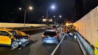 市民大道高架車禍！運將撞工程車再撞護欄